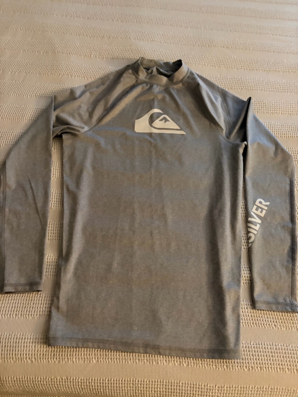 Quiksilver Men's Gray Long-Sleeve Rash Guard with White Logo, Medium